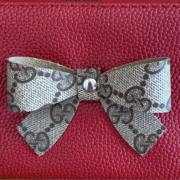 New Unbranded Red Textured Wristlet w/Upcycled Gucci Logo Canvas Bow Accent - Picture 3 of 6